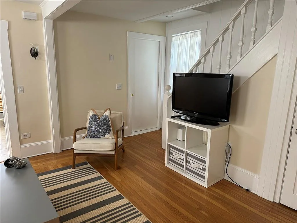 3 bed, 2.0 bath, 1106 sqft, $2,900 — Photo 3