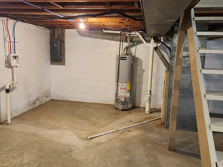 210 E North St — Photo 17