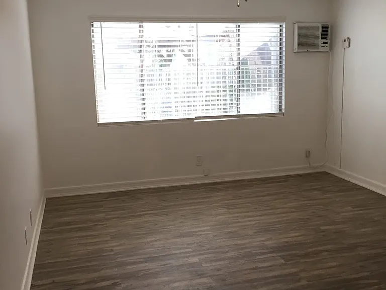 Eden Roc Apartments — Photo 28