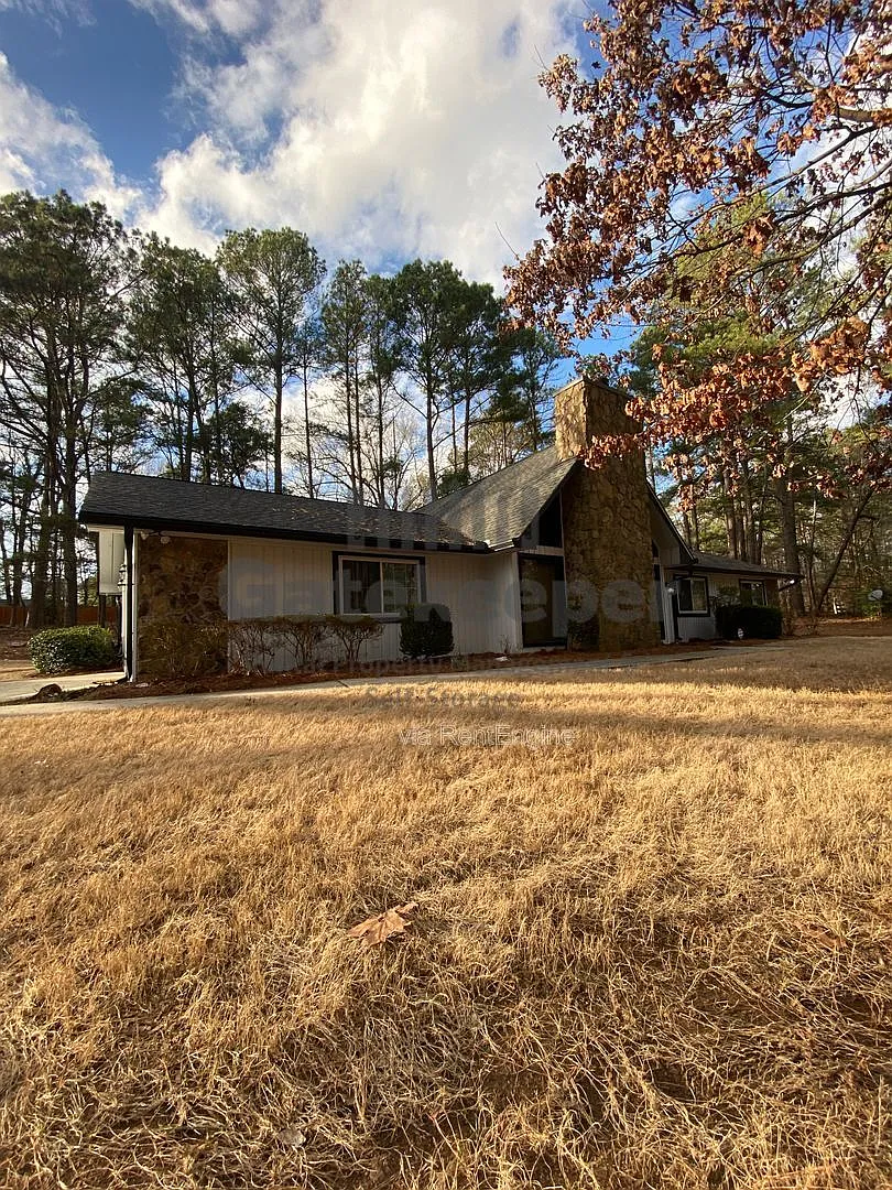 4 bed, 2.0 bath, 3000 sqft, $2,345 — Photo 1