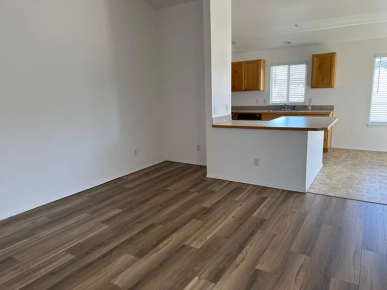 2111 E White Oak Ct — Photo 7