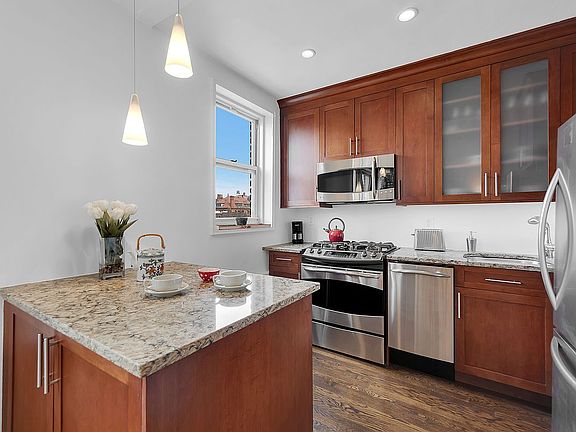 3rd image of 220 Berkeley Pl APT 6D