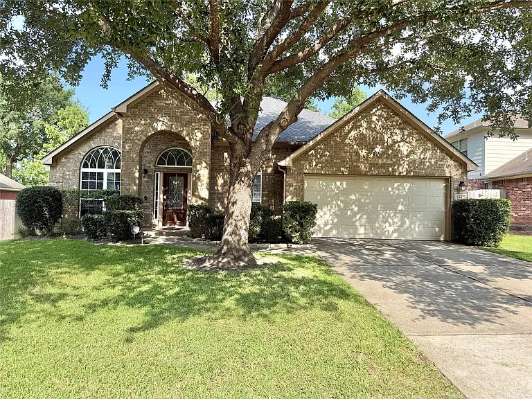 1907 Tavish Ln — Photo 1