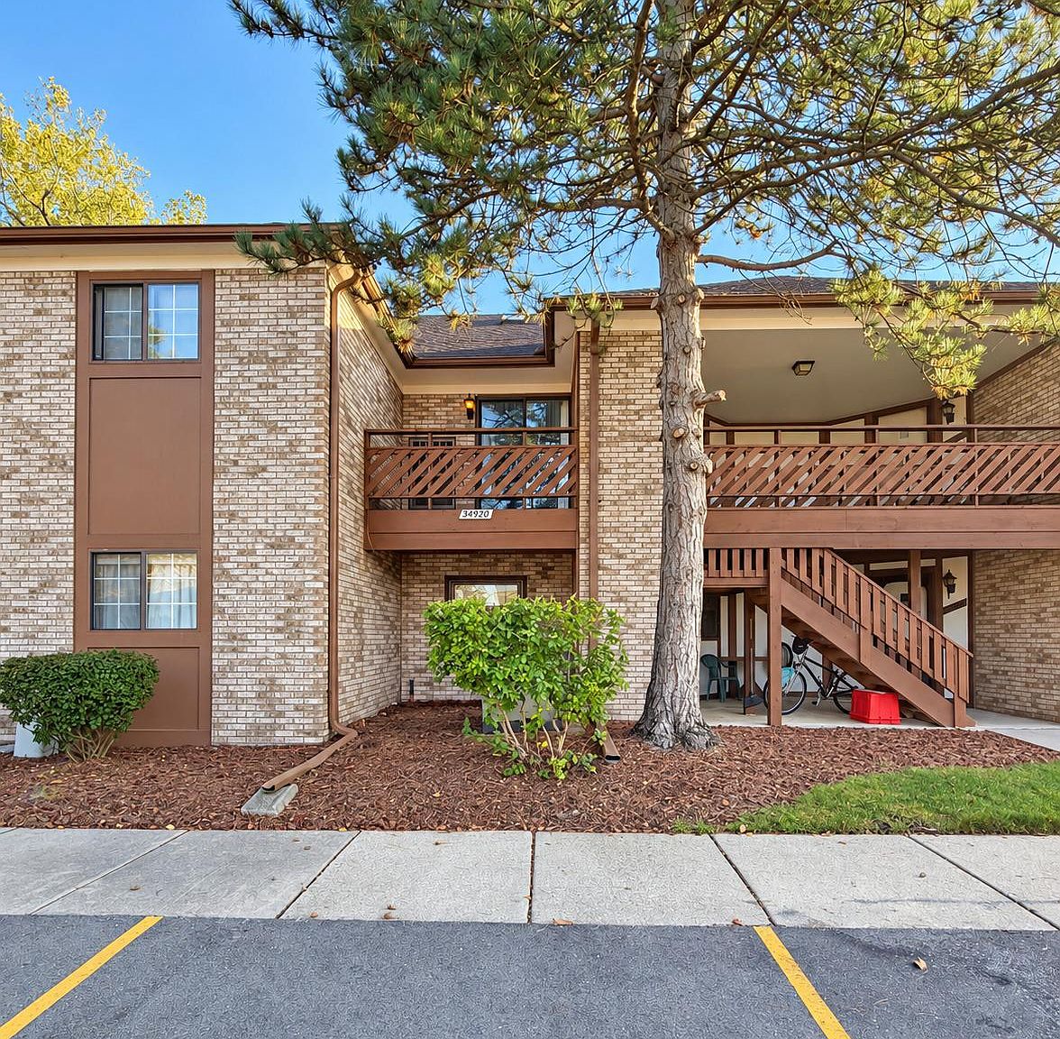 34920 Hamilton Dr, Fraser, MI 48026