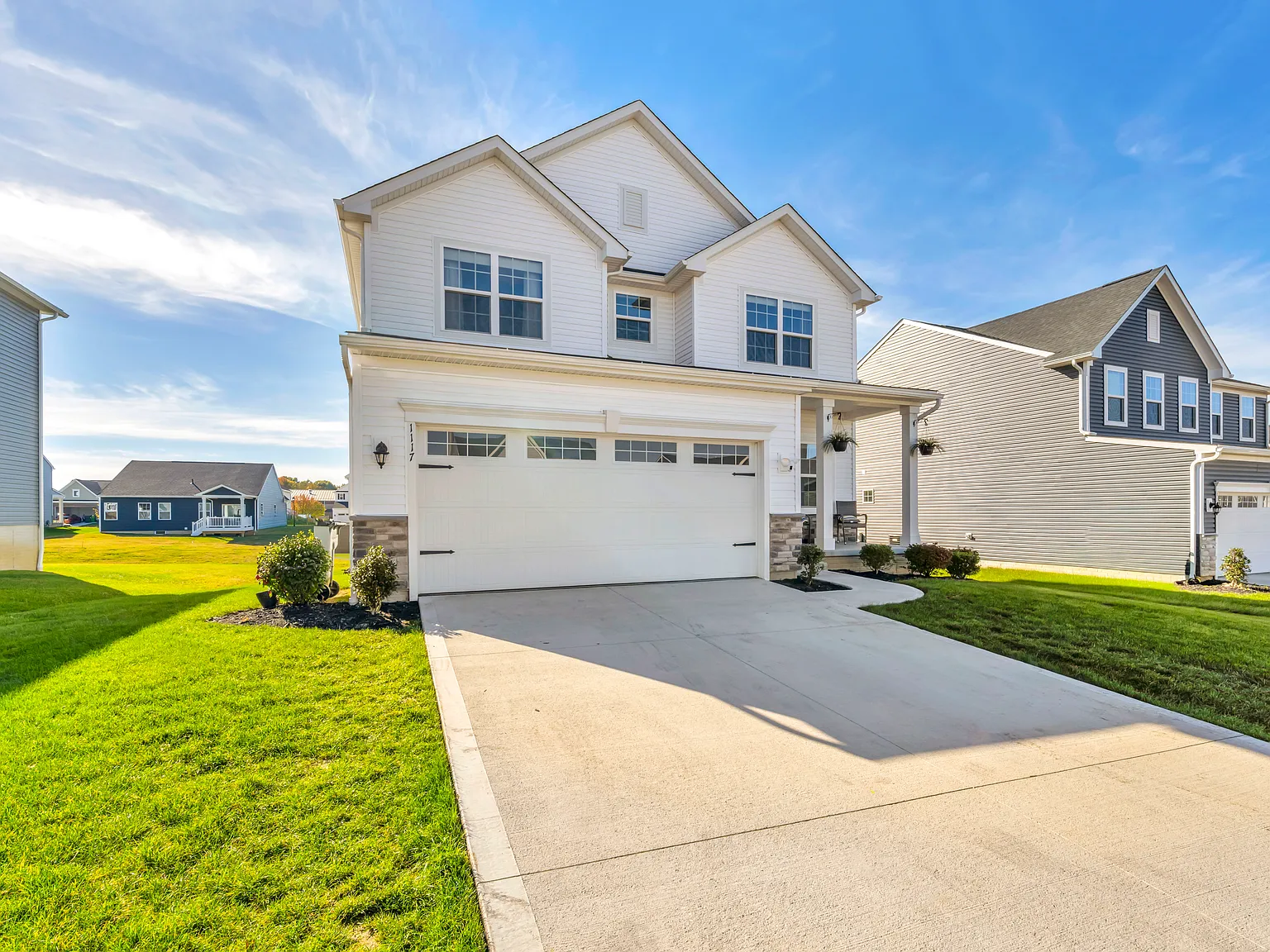 5 bed, 2.5 bath, 2333 sqft, $3,700 — Photo 3