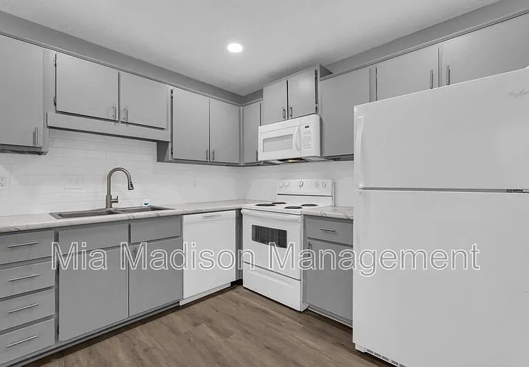 111 E Mell St #7 — Photo 5