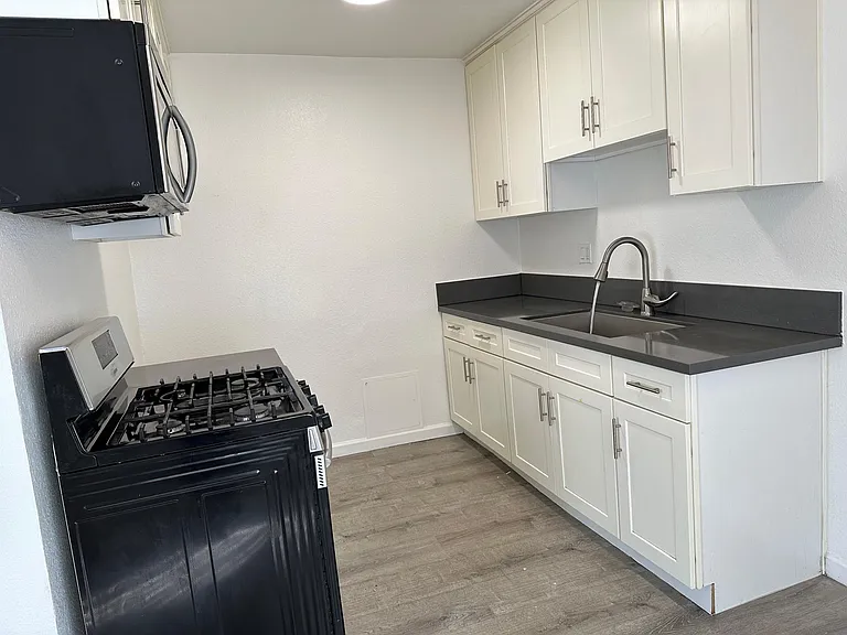14747 Delano St #1 — Photo 4