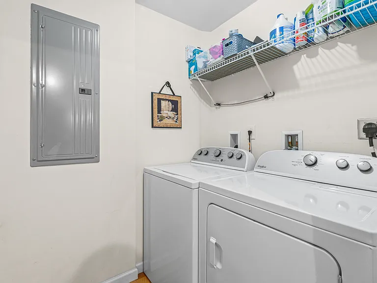 225 NE 1st St #207 — Photo 23