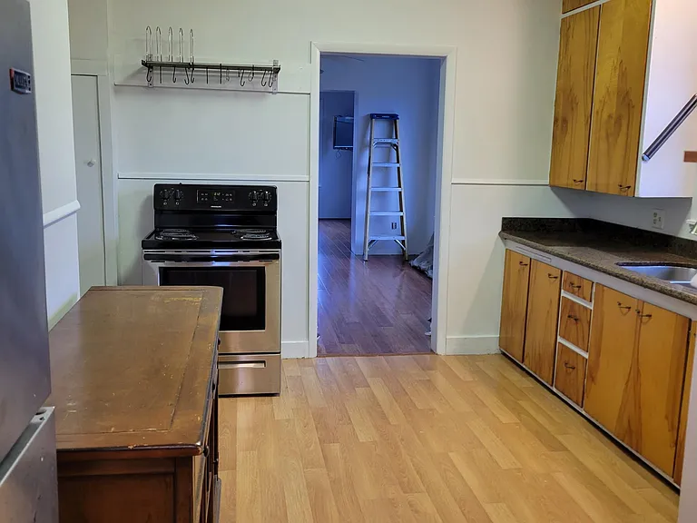 1432 Hoyt Ave — Photo 2