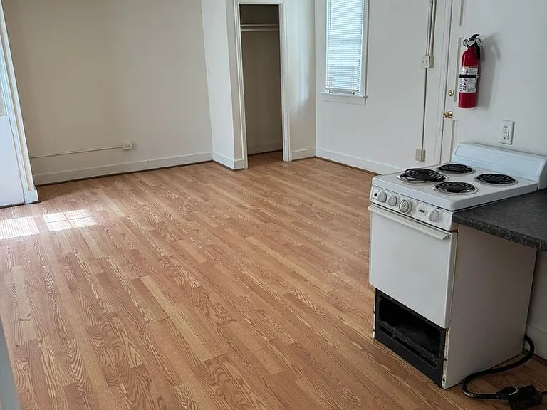 123 W Burke St — Photo 9