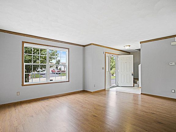 2nd image of 3040 Hamlin Dr