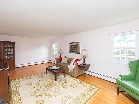 4th image of 555 Williamsburg Ln