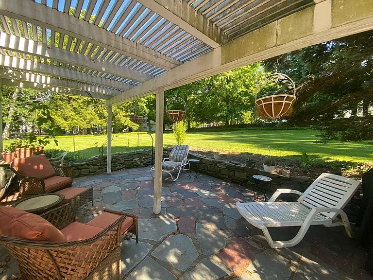 patio - pergola and back yard to enjoy