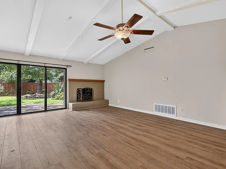 2305 Shady Creek Dr — Photo 10
