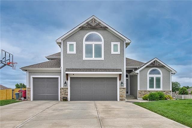 1st image of 1501 NW Red Oak Ct