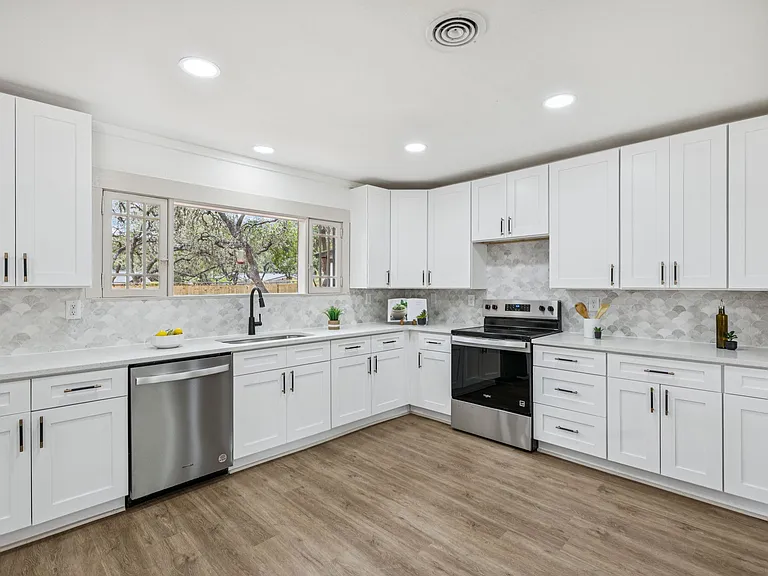 320 El Portal Dr — Photo 11