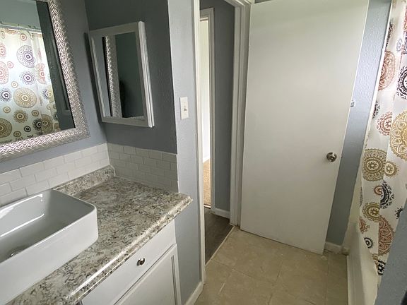 3rd image of 115 Lakeshore Dr