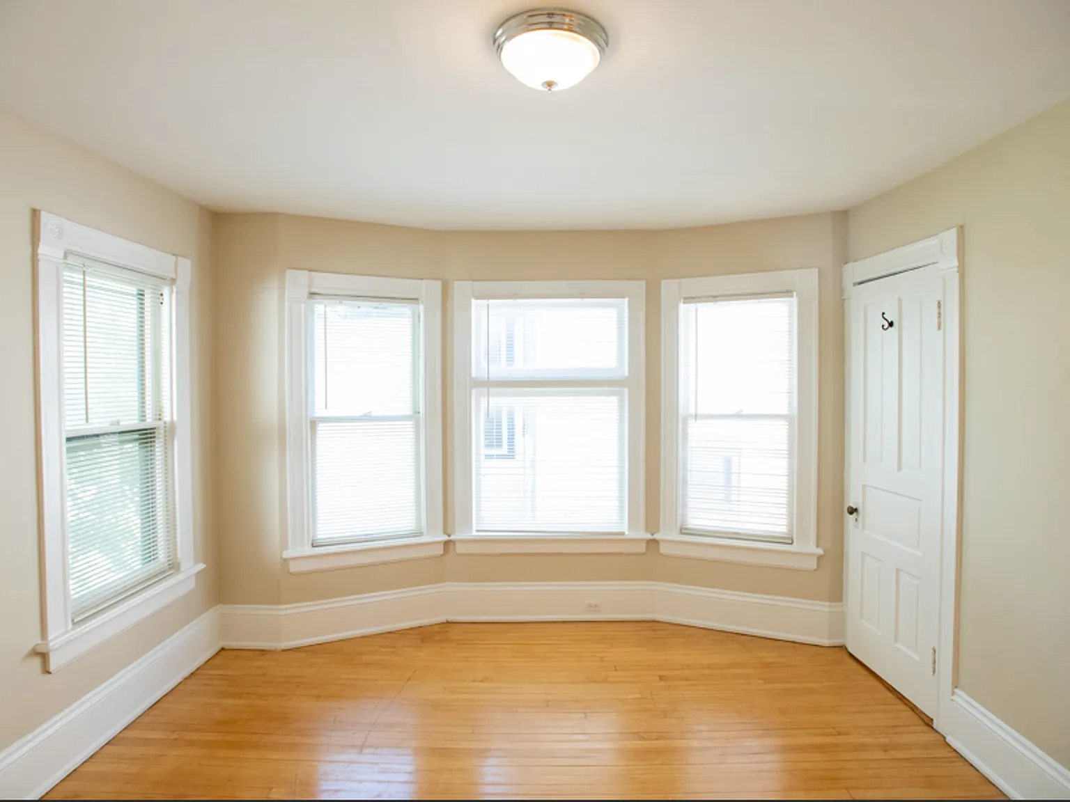 $1345 2 Bedroom Upper Flat Near UWM - 2728 N Murray — Photo 3