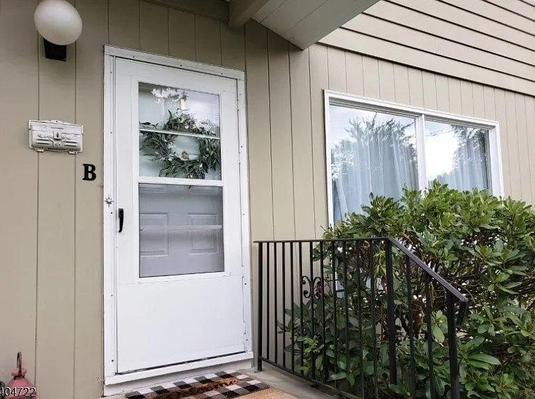 19 Grove St #B — Photo 3