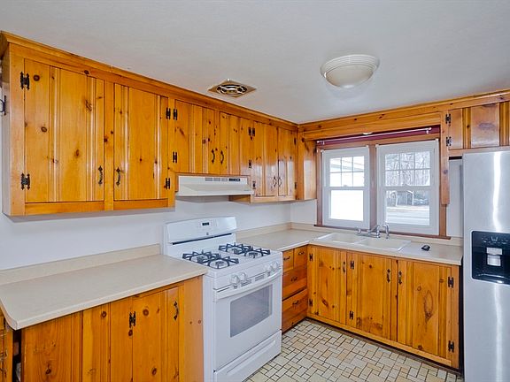 3rd image of 185 East St