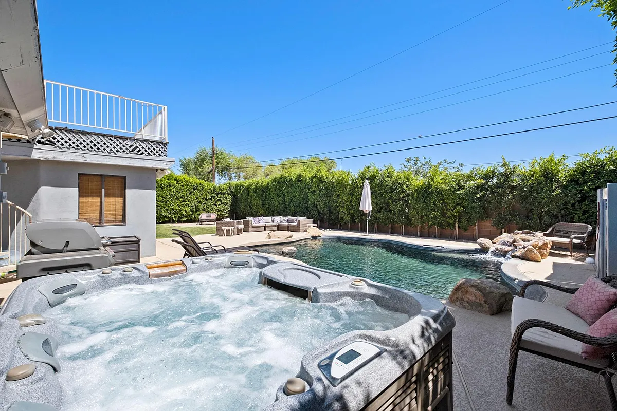 Always heated hot tub with strong jets. - 7029 E Orange Blossom Ln