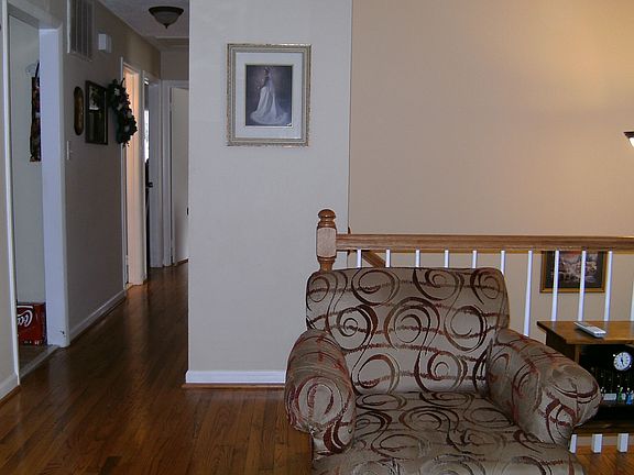 4th image of 213 E Stadium Dr