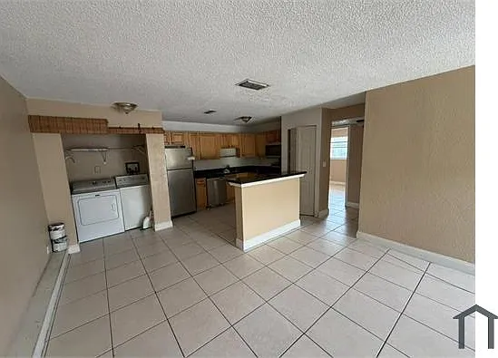 2 bed, 829 sqft, $1,600 — Photo 2