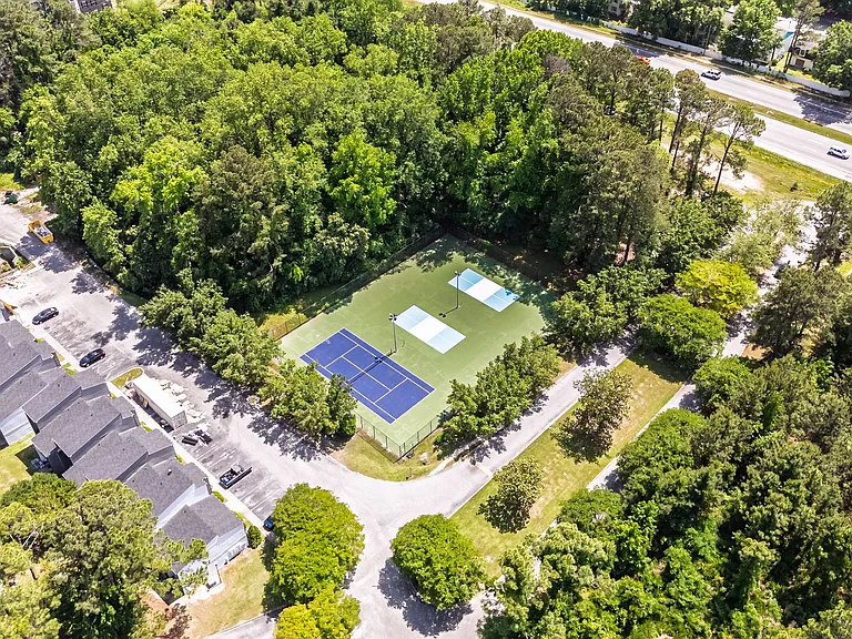 Colonial Pointe Apartments — Photo 10