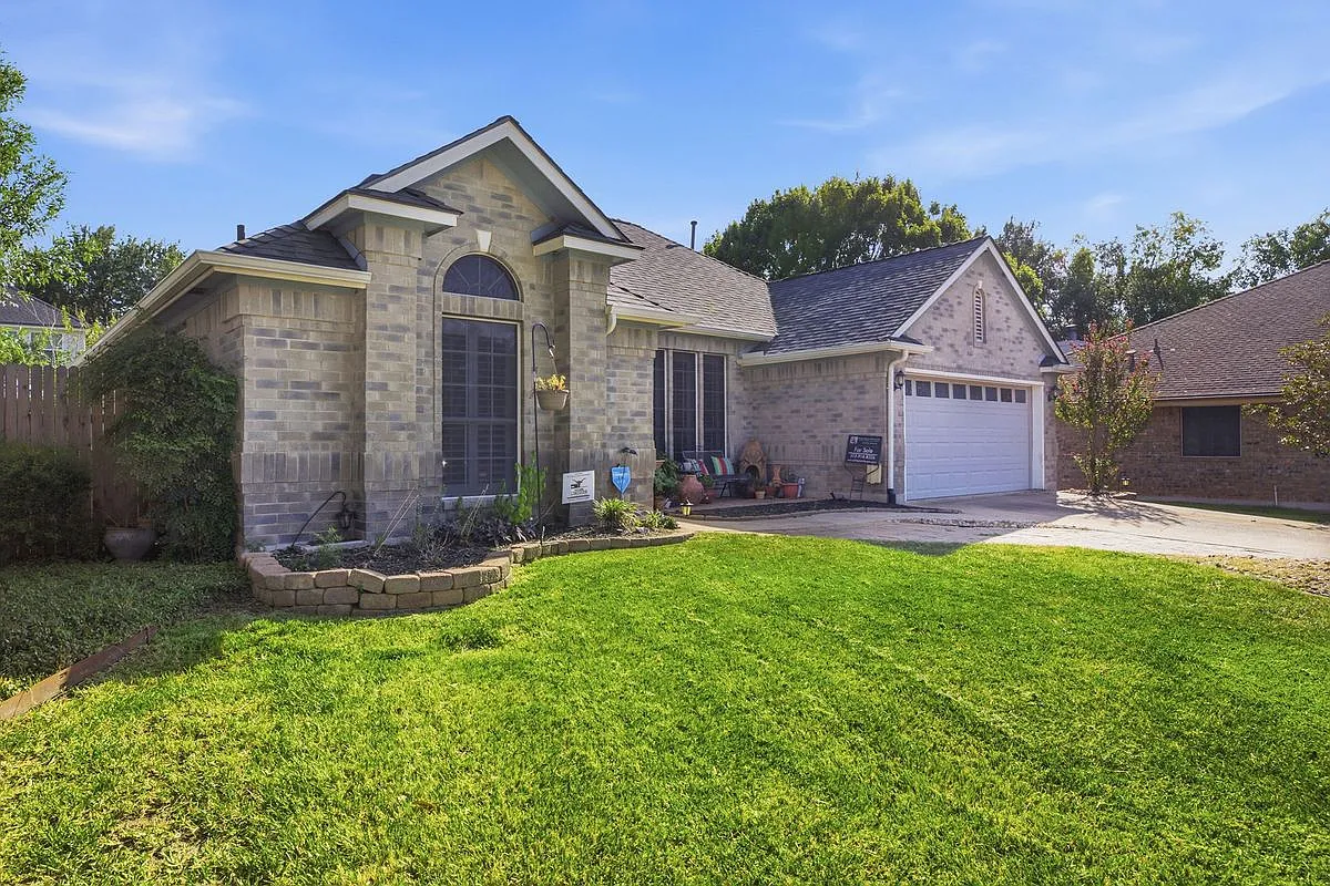 4 bed, 2.0 bath, 2062 sqft, $2,950 — Photo 1