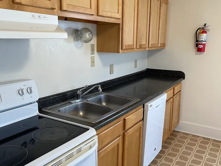 523 E Burlington St #3 — Photo 2