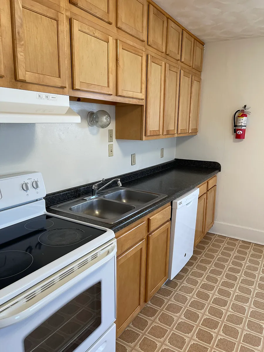 Building Photo - 523 E Burlington St #3
