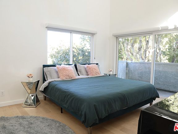 5th image of 849 N Sweetzer Ave APT 1