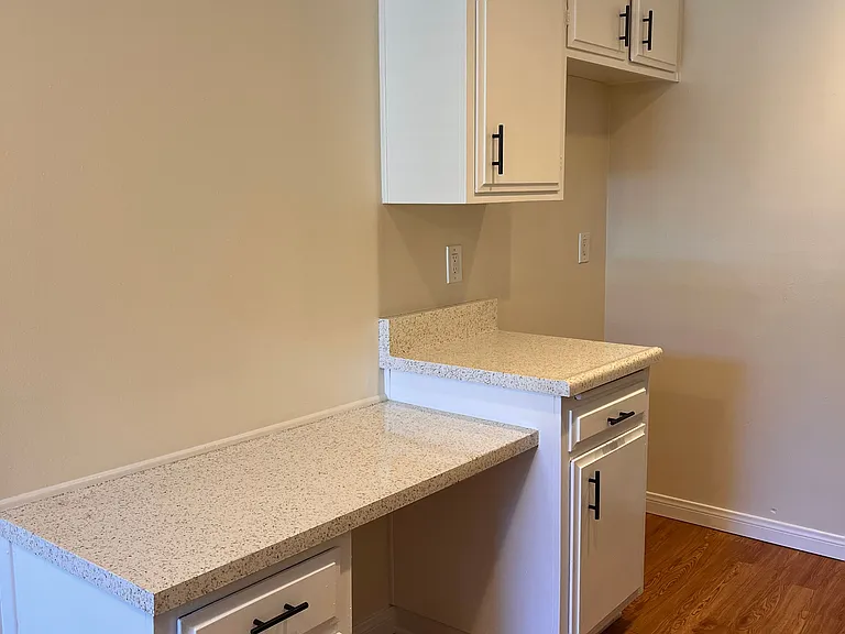 Sunset House Apartments — Photo 10