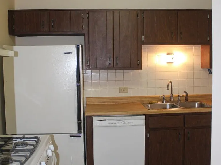 1054 Deerpath Ct — Photo 8