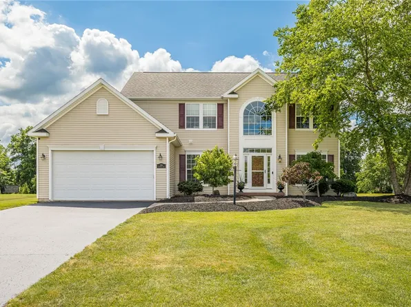 338 Stonefield Ln, Farmington, NY 14425