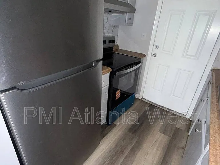 265 Lawton St SW — Photo 3