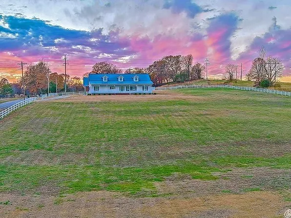 135 Grace Trl, Ash Flat, AR 72513
