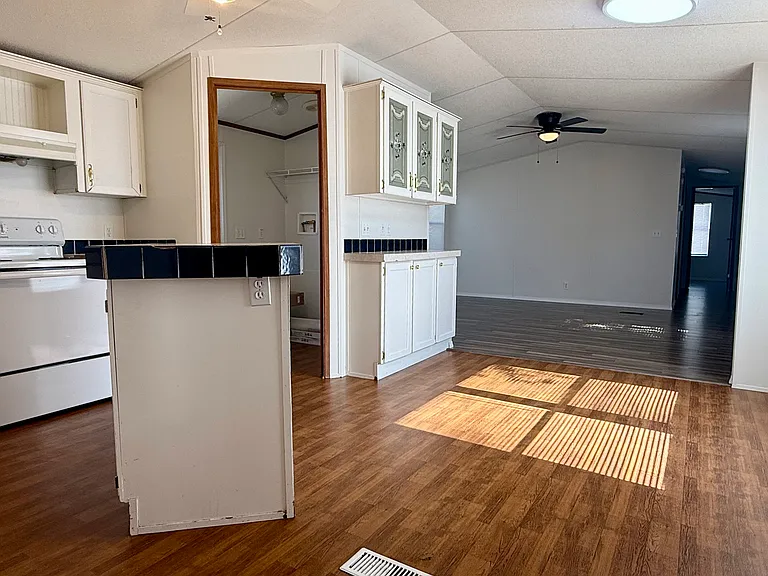 804 S Meredith Ave — Photo 5