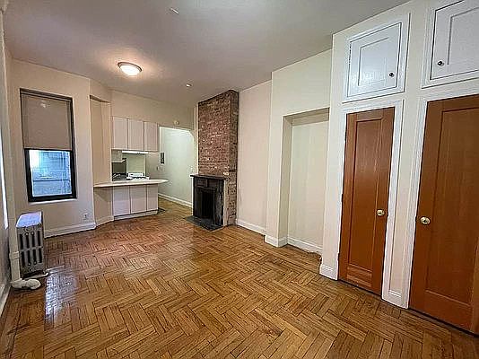 5th image of 117 Waverly Pl APT 1RE
