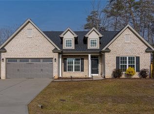 8760 Drummond Estates Dr, Kernersville, NC 27284
