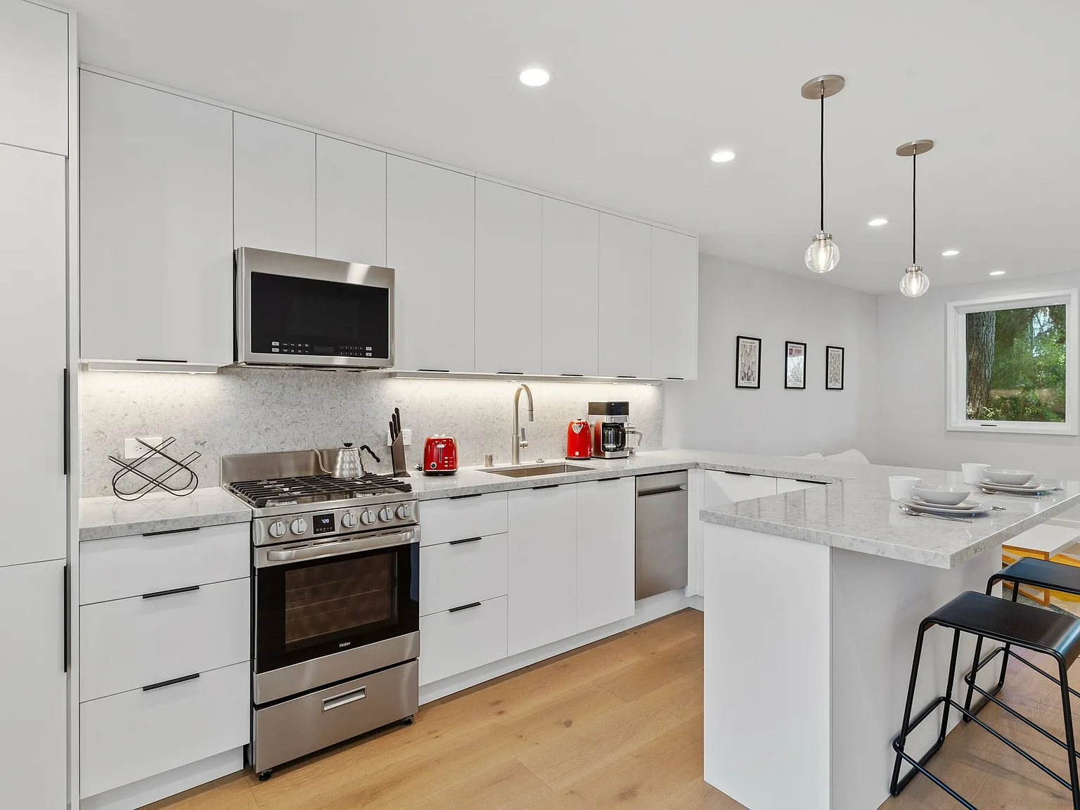 Furnished Modern 1br Noe Valley Apt With Laundry & Backyard — Photo 4