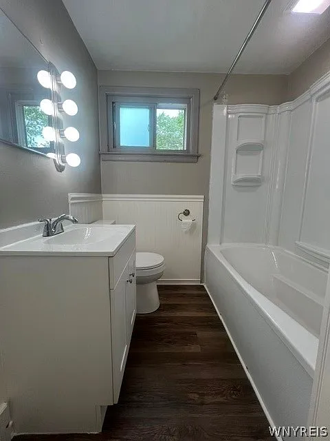 3 bed, 1.0 bath, 1944 sqft, $1,800 — Photo 3