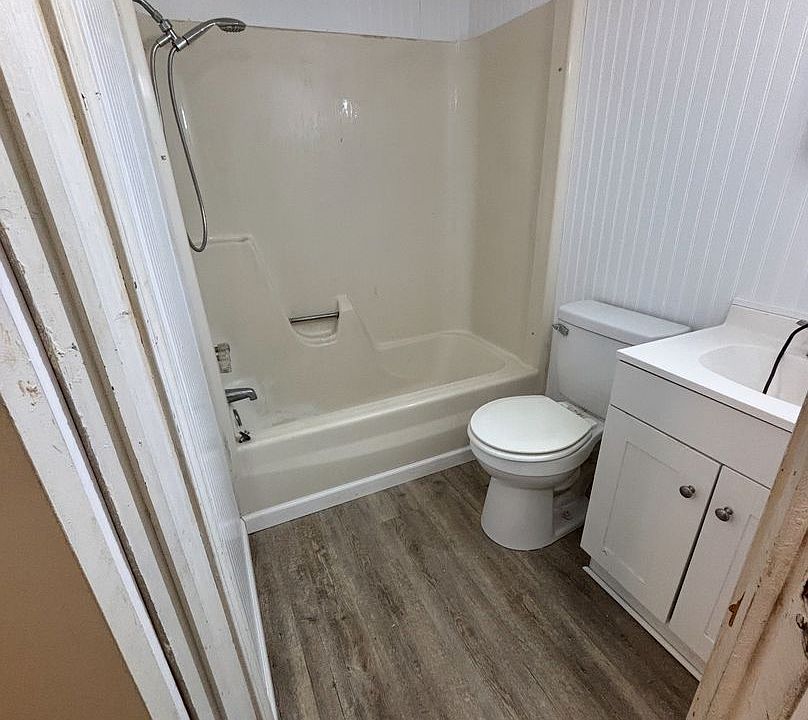 2nd image of 815 Crescent Dr APT 9