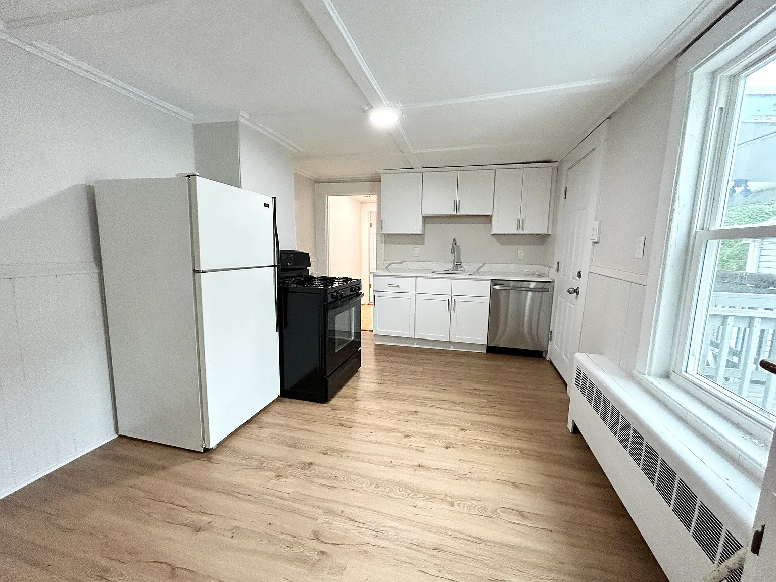 4 bed, 9999 sqft, $3,800 — Photo 3