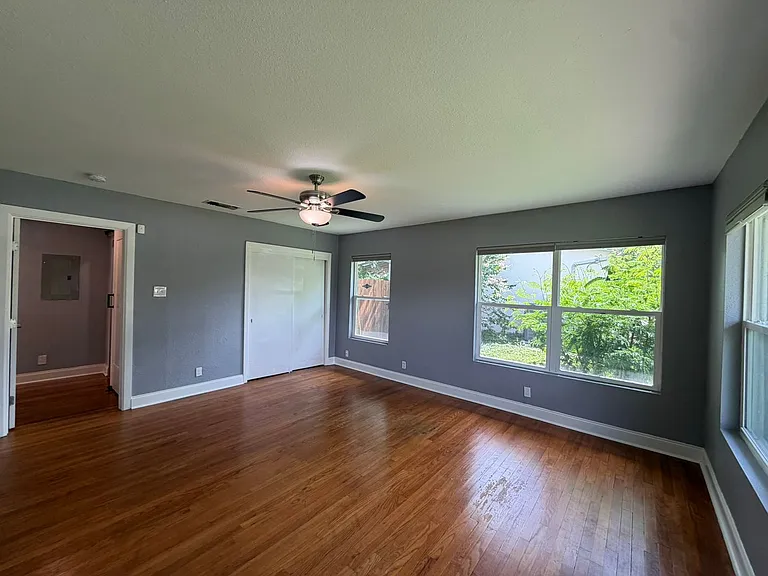 2555 W Kings Hwy — Photo 18