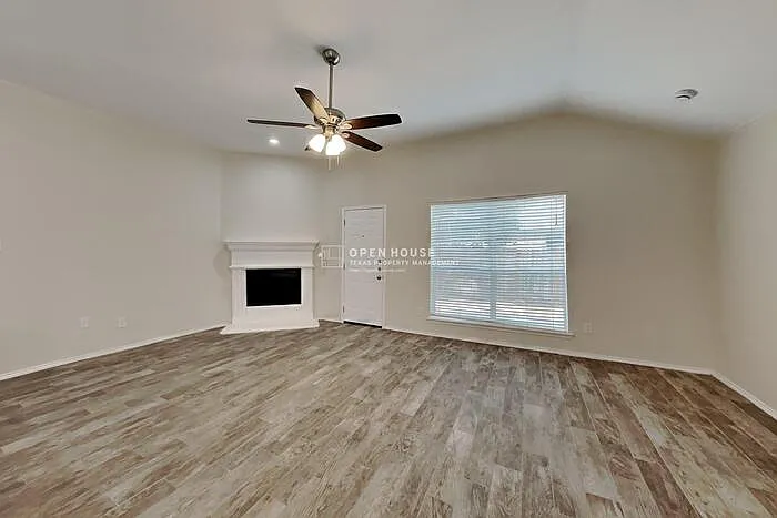3 bed, 2.0 bath, 1826 sqft, $2,125 — Photo 3
