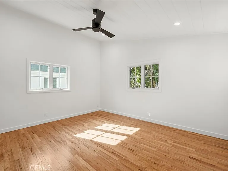 2549 N Beachwood Dr — Photo 11