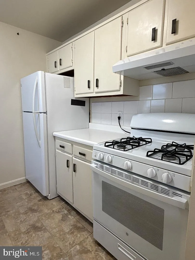 1 bed, 1.0 bath, 726 sqft, $1,600 — Photo 2