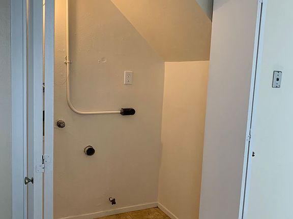 3rd image of 517 Vermont St NE APT 1