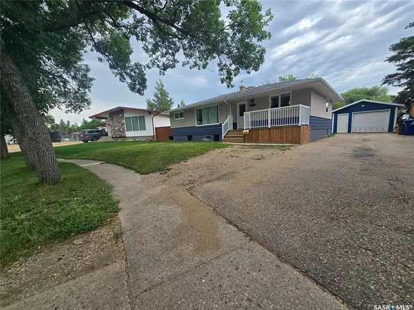 98 13TH STREET, Weyburn, SK S4H 1L1